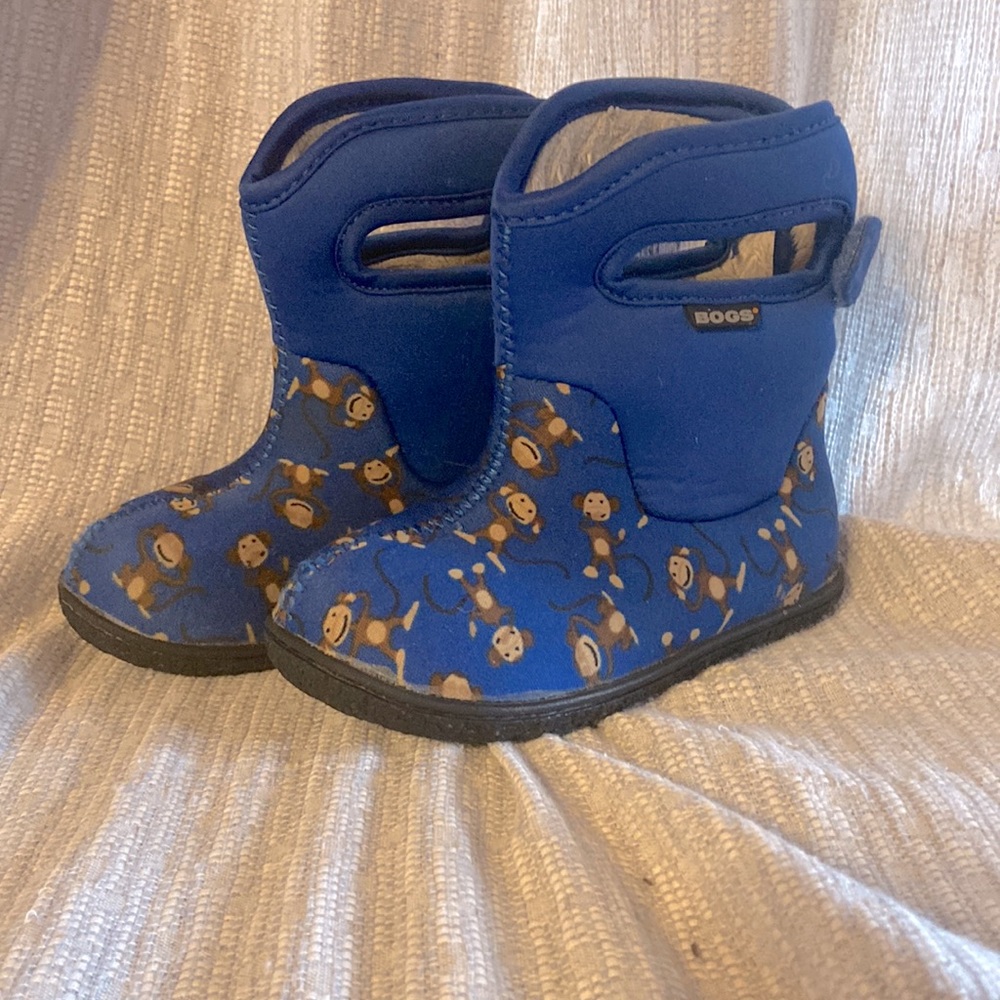 BOGS boys baby/toddler boots for rain and snow. Blue with monkeys size 7